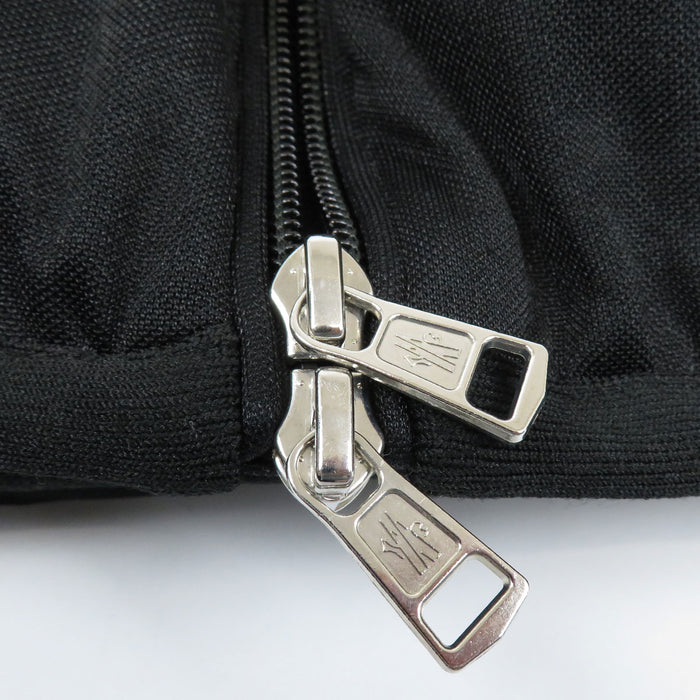 MONCLER 
Écusson logo ligne latérale en nylon 
Doudoune SANBESAN Sanbesan