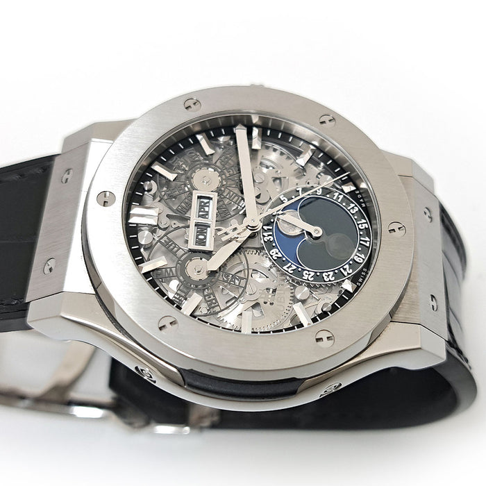 HUBLOT 
Classic Fusion Aérofusion Phase de Lune 
Avec boîte et certificat d'authenticité