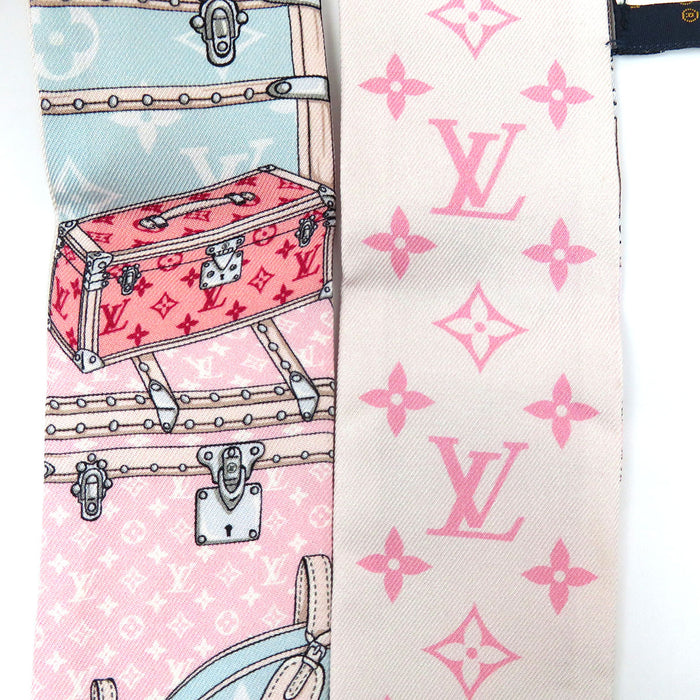 LOUIS VUITTON 
Écharpe en soie bandeau BB Let’s Go avec logo LV 
Monogramme