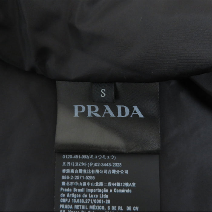 PRADA 
三角プレート 中綿 フーディ ジップアップ 
トライアングルロゴ ナイロンジャケット