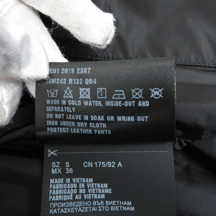 PRADA 
三角プレート 中綿 フーディ ジップアップ 
トライアングルロゴ ナイロンジャケット