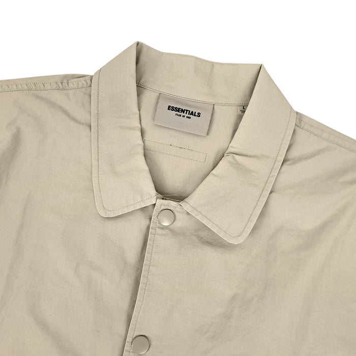 Fear of God 
Essenziali Logo Cotone Nylon 
Giacca Coach Collaborazione ESSENTIALS