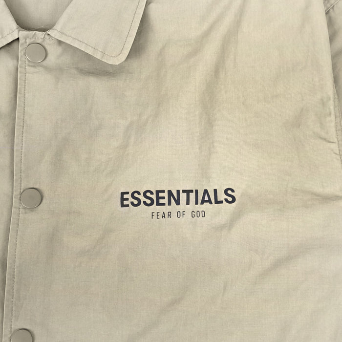 Fear of God 
Essenziali Logo Cotone Nylon 
Giacca Coach Collaborazione ESSENTIALS
