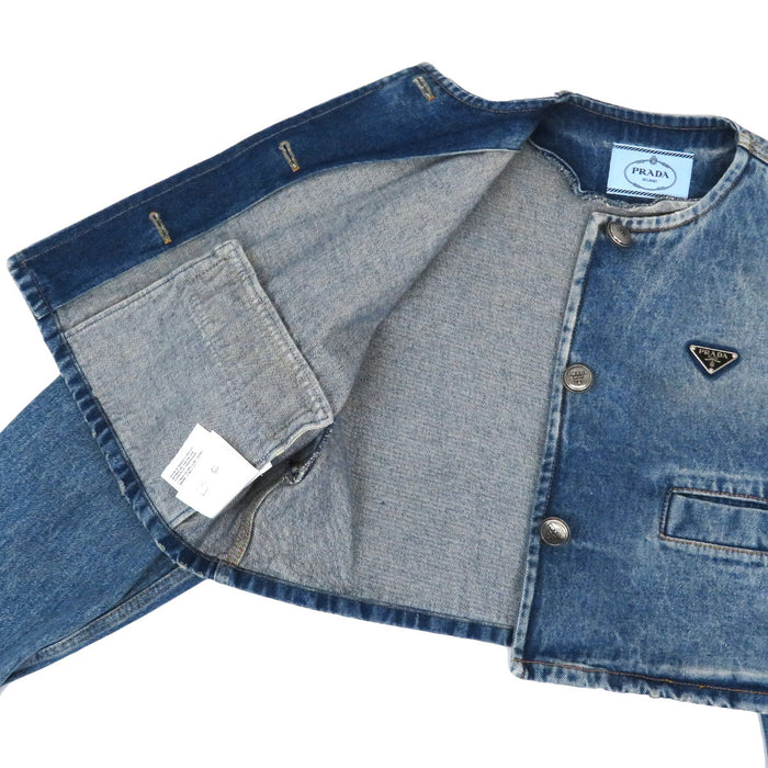 PRADA 
プレート ロゴボタン シルバーカラー金具 ブリーチデニム コットン 
トライアングル ロゴ ノーカラー デニムジャケット