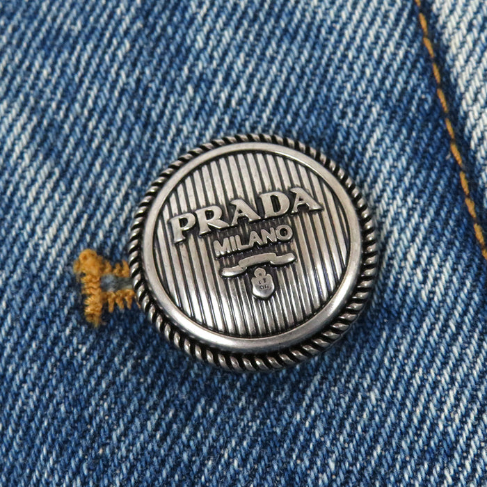 PRADA 
プレート ロゴボタン シルバーカラー金具 ブリーチデニム コットン 
トライアングル ロゴ ノーカラー デニムジャケット