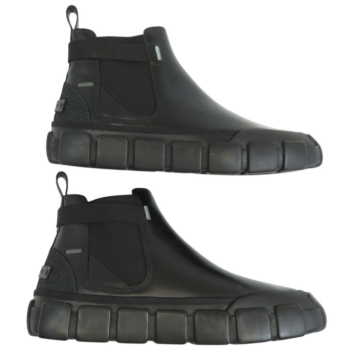 MONCLER 
Stivale corto con logo in pelle 
MATTHEW SCARPA con elastico laterale