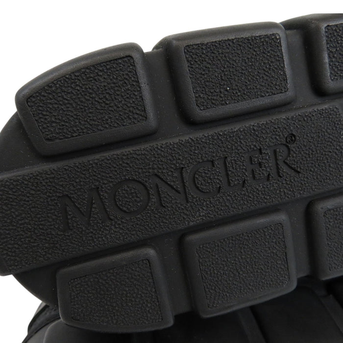 MONCLER 
Stivale corto con logo in pelle 
MATTHEW SCARPA con elastico laterale