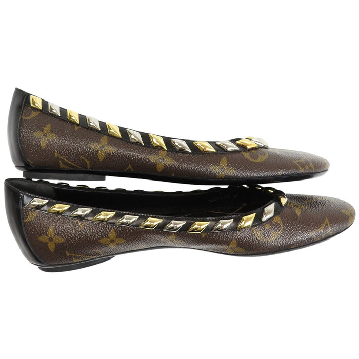 路易威登  
LV 皮革鉚釘  
經典花紋平底鞋