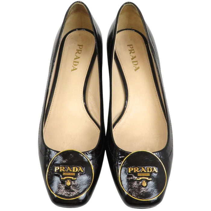 PRADA
Brevettato
Décolleté con logo e tacco basso
