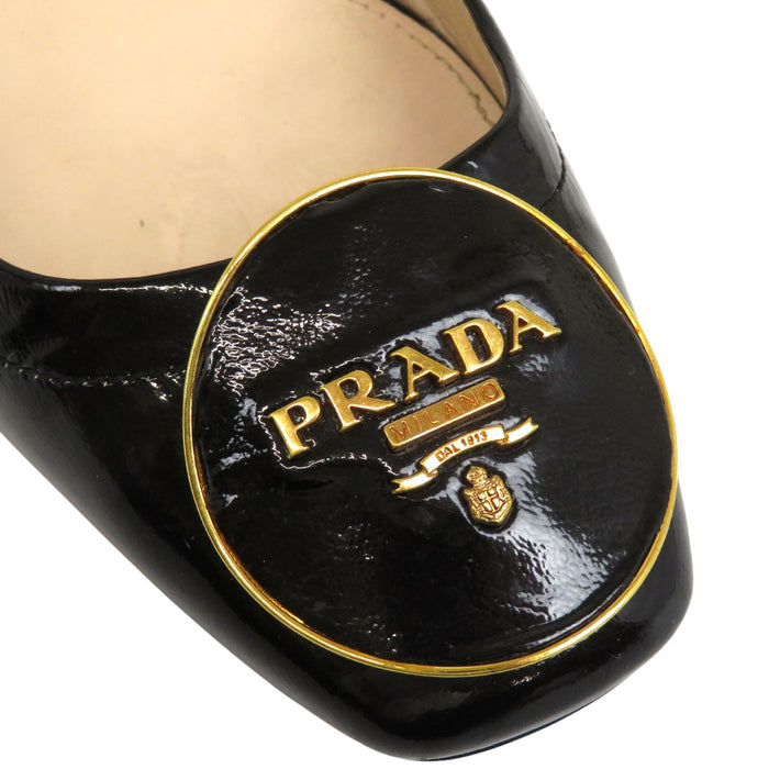 PRADA
Brevettato
Décolleté con logo e tacco basso