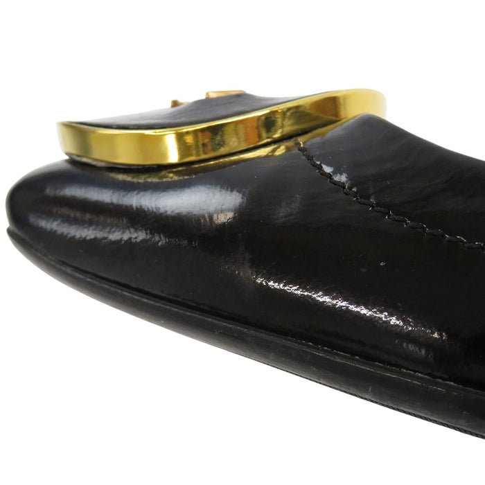 PRADA
Brevettato
Décolleté con logo e tacco basso