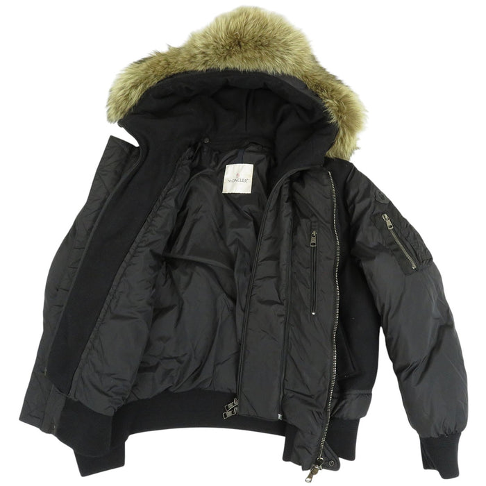 MONCLER 
Blouson MA-1 en laine et nylon avec écusson et fourrure 
Doudoune MUSCADE