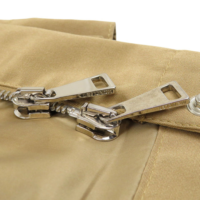 MONCLER 
Écusson Capuche Bouton Logo Polyester fabriqué en 2022 
TREBERON Veste à capuche Treberon