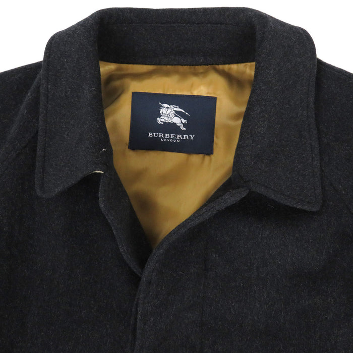 BURBERRY 
Cappotto in lana con fodera a quadri e bottoni con logo