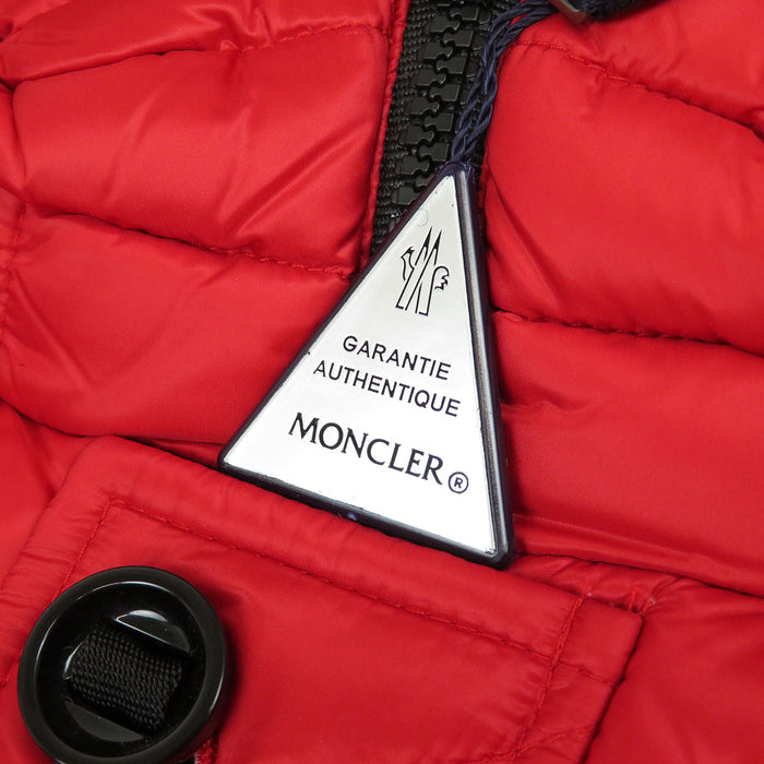 MONCLER 
Écusson logo en nylon 
Doudoune enfant JOURDAN