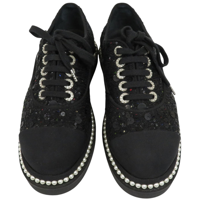 CHANEL 
COCO CC Tweed Lace-up Imitation Pearl 
Coco Mark Sequin Low-cut Sneakers