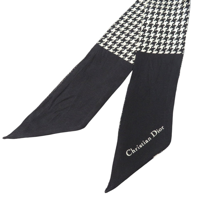 Dior  
Logo Houndstooth Silk  
30 Montaigne Mitzah Scarf