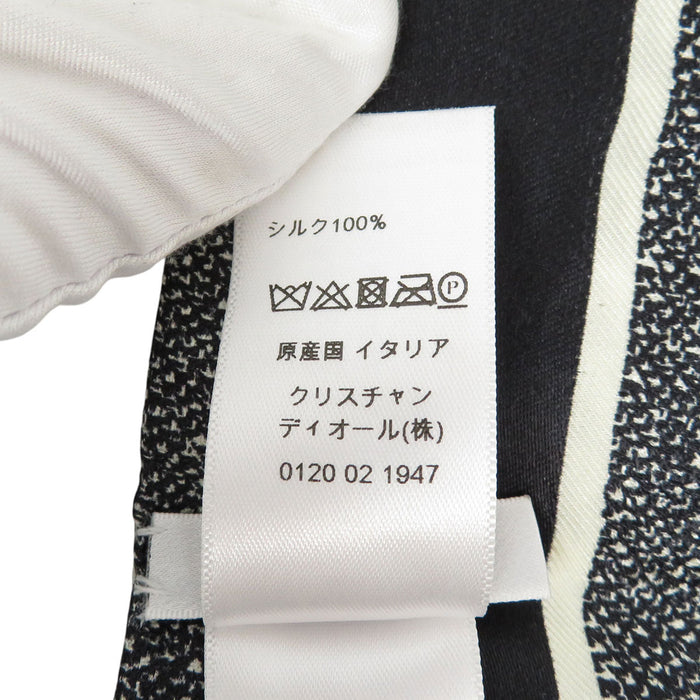 Dior  
Logo Houndstooth Silk  
30 Montaigne Mitzah Scarf