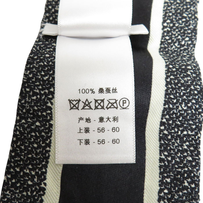 Dior  
Logo Houndstooth Silk  
30 Montaigne Mitzah Scarf