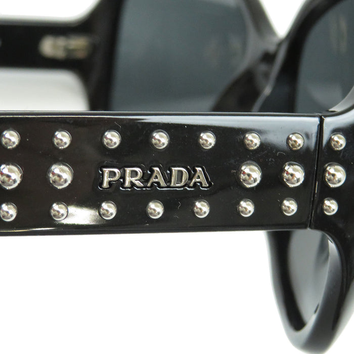 PRADA 
アイウェア 
ロゴ スタッズ テンプル サングラス