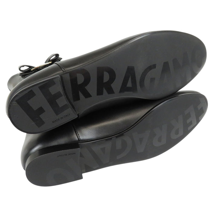 Salvatore Ferragamo 
ロゴ ゴールドカラー金具 リボン レザー 
ヴァラ ショートブーツ