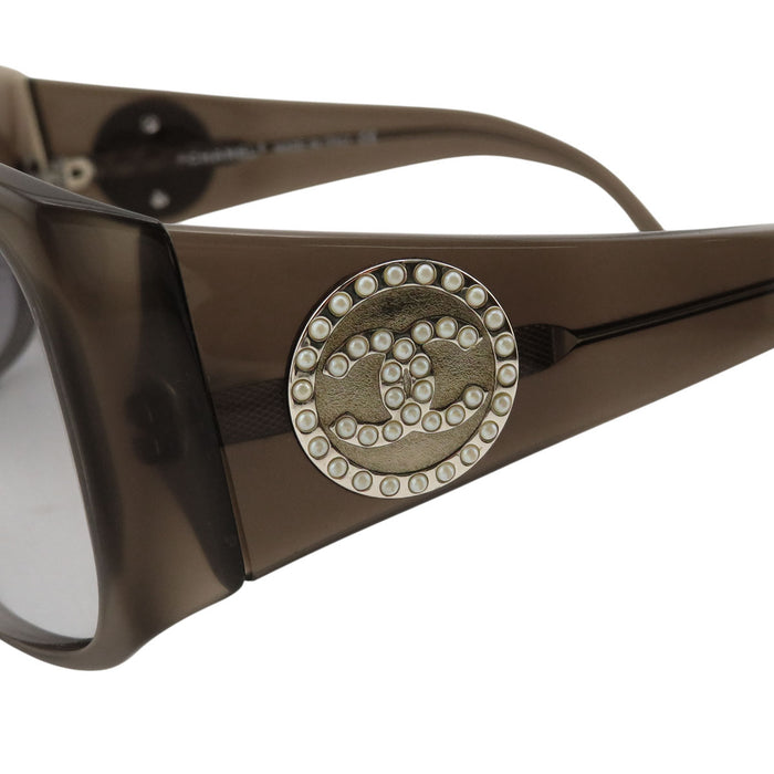 CHANEL  
COCO CC logo  
Lunettes de soleil à fausses perles et logo Coco