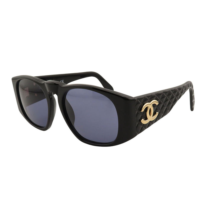 CHANEL  
COCO CC logo Wellington  
Lunettes de soleil matelassées avec logo Coco Mark