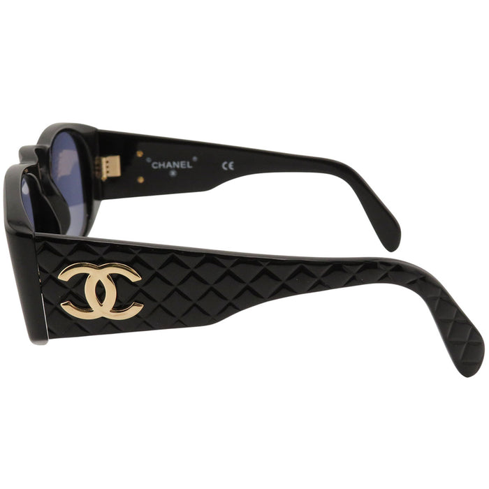 CHANEL  
COCO CC logo Wellington  
Lunettes de soleil matelassées avec logo Coco Mark
