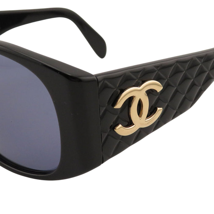 CHANEL  
COCO CC logo Wellington  
Lunettes de soleil matelassées avec logo Coco Mark