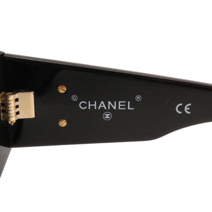 CHANEL  
COCO CC logo Wellington  
Lunettes de soleil matelassées avec logo Coco Mark