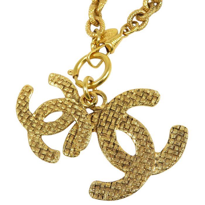 CHANEL 
29 COCO CC logo métal couleur or vintage 
Collier long avec emblème Coco