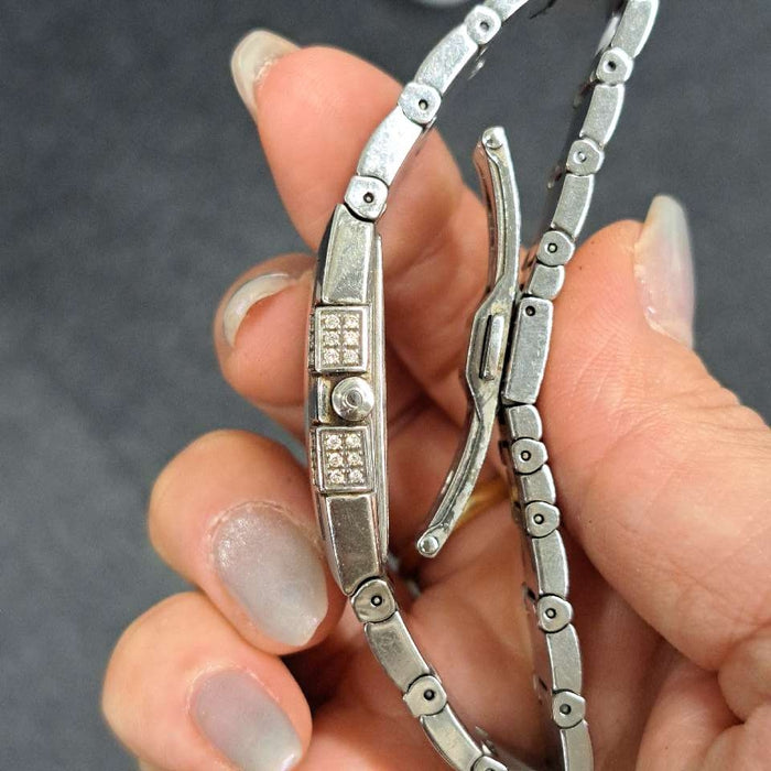 【VENTE EN GROS】
OMEGA
1586.79
Lunette en diamant
Boîte, garantie, pictogramme, certificat de gemme