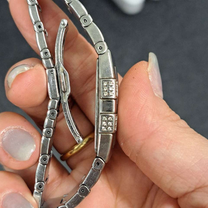 【VENTE EN GROS】
OMEGA
1586.79
Lunette en diamant
Boîte, garantie, pictogramme, certificat de gemme