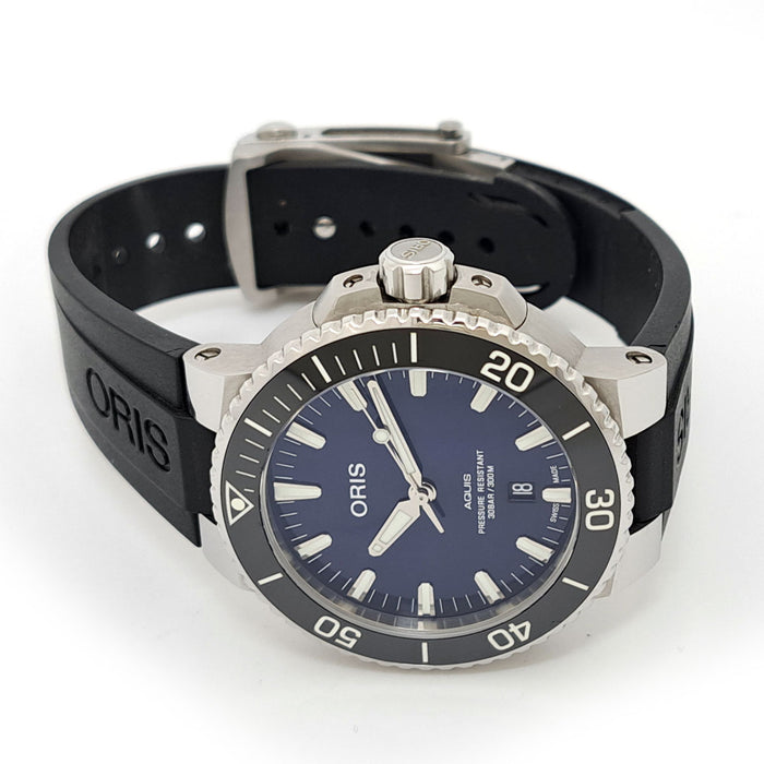 ORIS
Aquis Date
Avec boîte et certificat