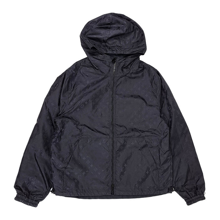 LOUIS VUITTON 
1AHE02 Già 25 anni fa, targhetta in pelle con logo LV 
Giacca antivento reversibile con motivo monogramma