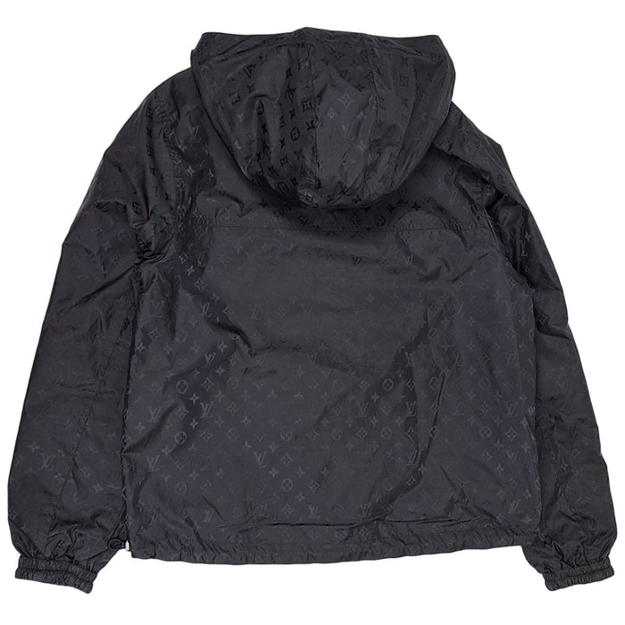 LOUIS VUITTON 
1AHE02 Già 25 anni fa, targhetta in pelle con logo LV 
Giacca antivento reversibile con motivo monogramma