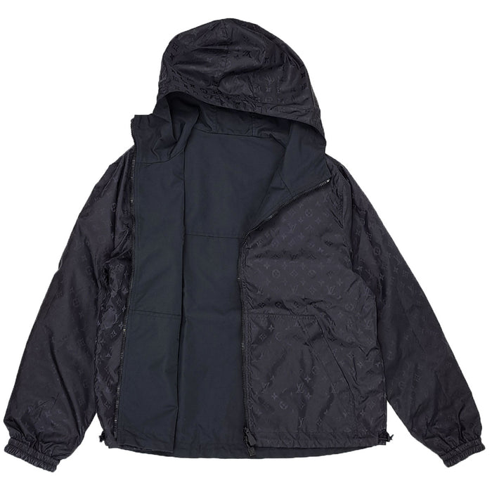 LOUIS VUITTON 
1AHE02 Già 25 anni fa, targhetta in pelle con logo LV 
Giacca antivento reversibile con motivo monogramma