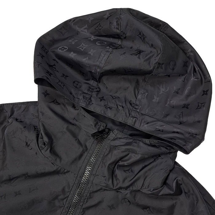 LOUIS VUITTON 
1AHE02 Già 25 anni fa, targhetta in pelle con logo LV 
Giacca antivento reversibile con motivo monogramma