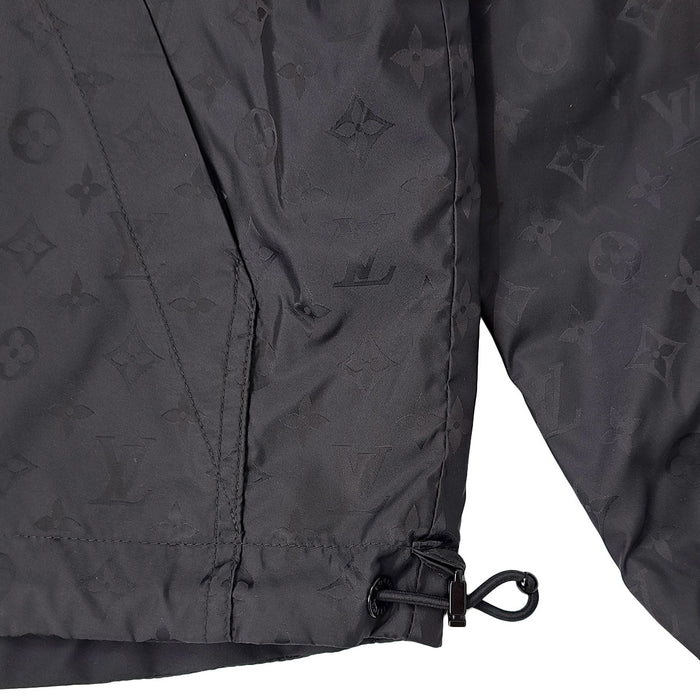 LOUIS VUITTON 
1AHE02 Già 25 anni fa, targhetta in pelle con logo LV 
Giacca antivento reversibile con motivo monogramma