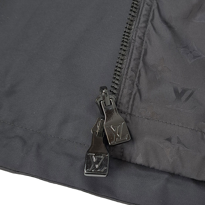 LOUIS VUITTON 
1AHE02 Già 25 anni fa, targhetta in pelle con logo LV 
Giacca antivento reversibile con motivo monogramma