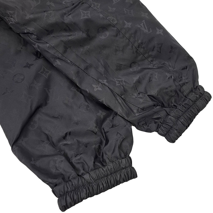 LOUIS VUITTON 
1AHE02 Già 25 anni fa, targhetta in pelle con logo LV 
Giacca antivento reversibile con motivo monogramma