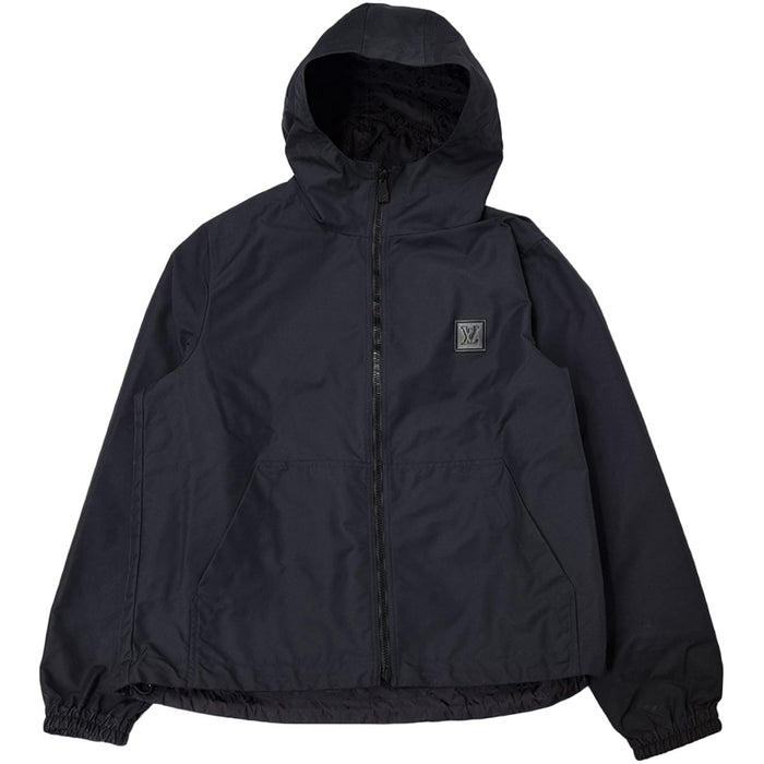 LOUIS VUITTON 
1AHE02 Già 25 anni fa, targhetta in pelle con logo LV 
Giacca antivento reversibile con motivo monogramma