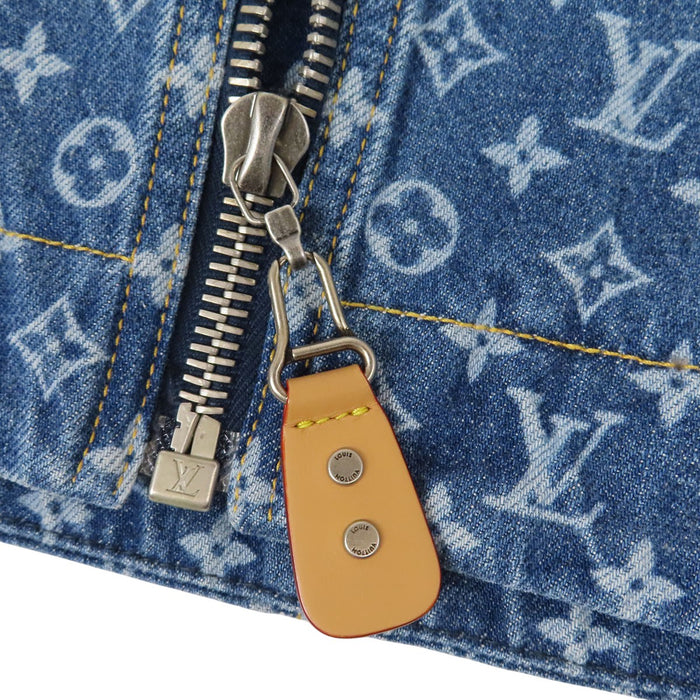 LOUIS VUITTON 
25年製 LV ロゴ 総柄 コットン レザーパッチ 
モノグラム ジップアップ デニム スカート