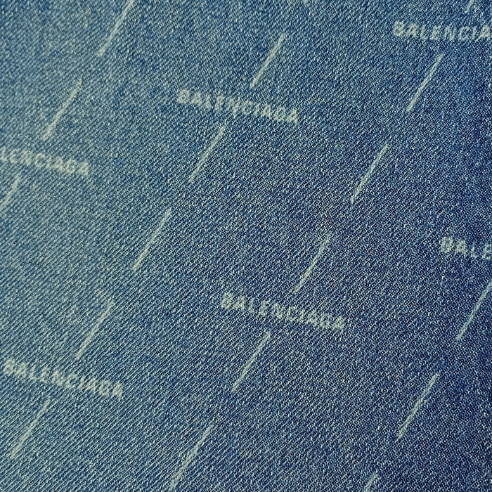 BALENCIAGA  
Jupe en denim à logo  
en coton à motif intégral avec franges