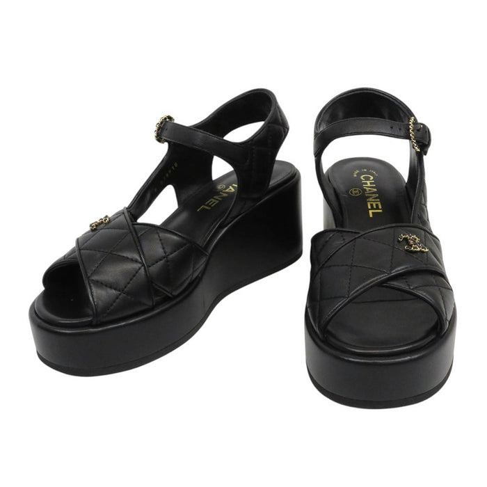 CHANEL  
COCO CC logo cuir semelle épaisse 23P métal couleur or  
sandales sport cuir matelassé logo Coco