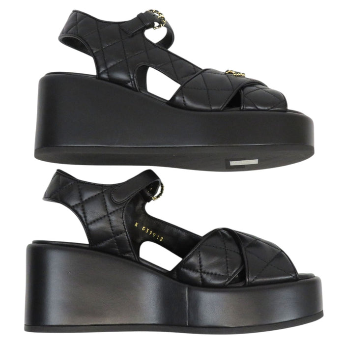 CHANEL  
COCO CC logo cuir semelle épaisse 23P métal couleur or  
sandales sport cuir matelassé logo Coco