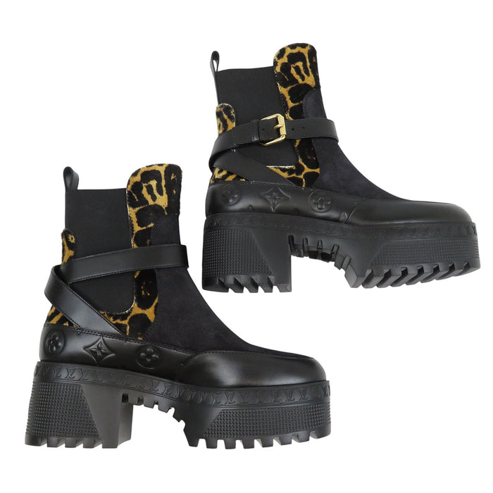 LOUIS VUITTON 
LV 24年製 ロゴ サイドゴア ベルト スウェード レザー 厚底 
ローリエート ライン レオパード アンクルブーツ 伊勢丹限定 
モノグラム