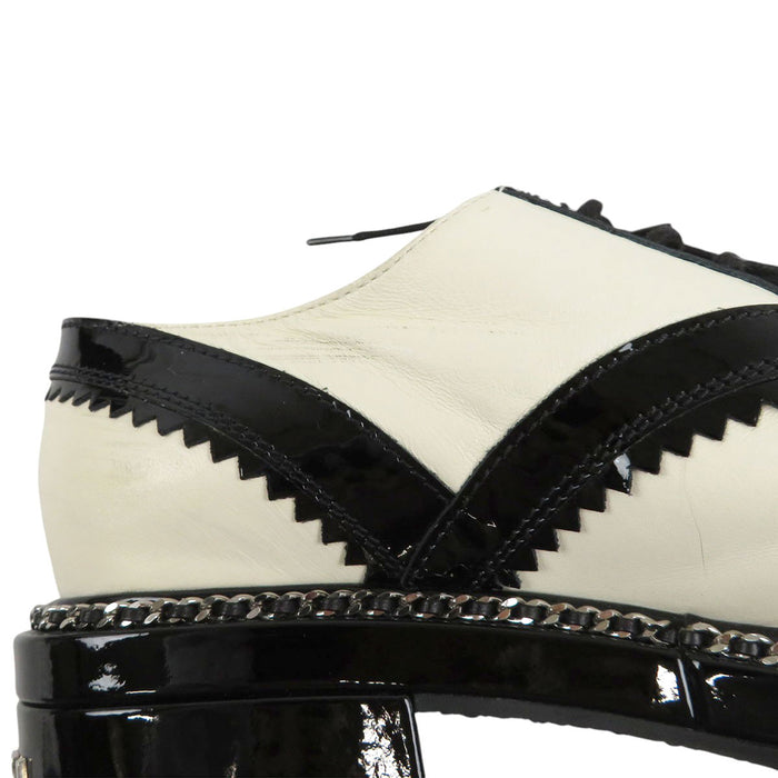 CHANEL 
ウイングチップ バイカラー レザー 
ロゴ レースアップ ドレスシューズ