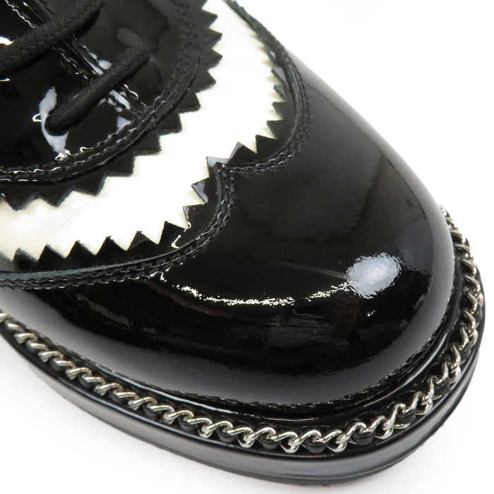 CHANEL 
ウイングチップ バイカラー レザー 
ロゴ レースアップ ドレスシューズ