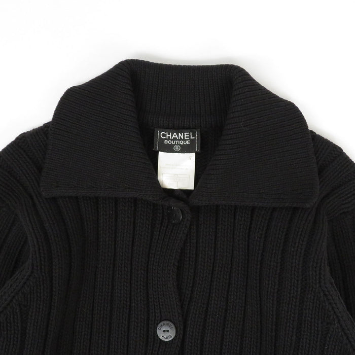 CHANEL  
Bouton logo côtelé 97A  
Cardigan en laine vintage tricoté